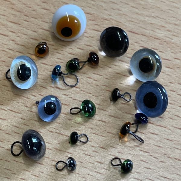 A variety of glass eyes with loops (20 single eyes)